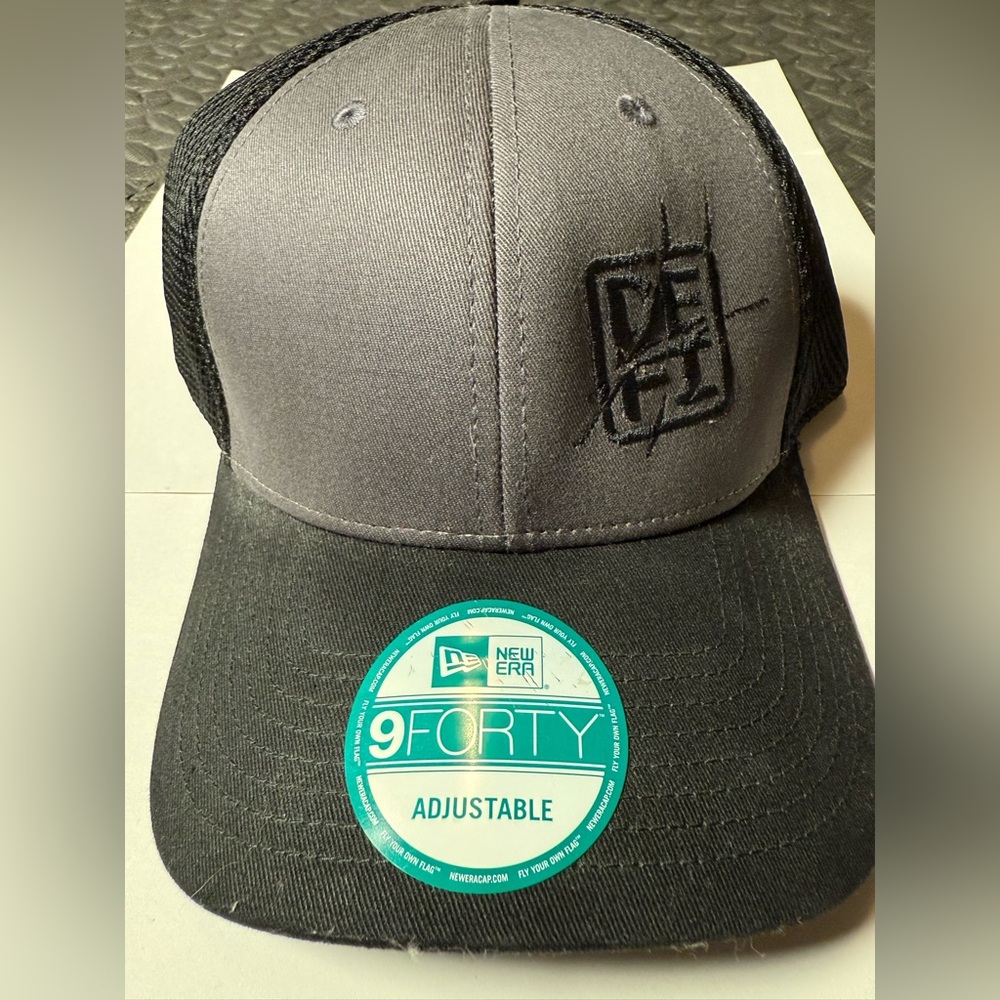 New Era 9Forty “DE/FI” Two-Tone Gray and Black Cap